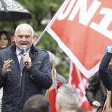 Le syndic de la commune italienne de Lavena Ponte Tresa a pris la parole devant les manifestants. KEYSTONE/TI-PRESS/Pablo Gianinazzi